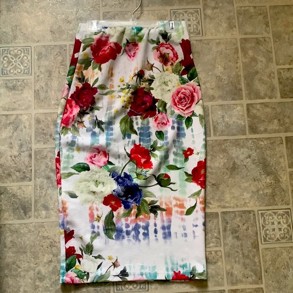 Size small Pencil Skirt beautiful design and material A3 Design - Picture 2 of 4